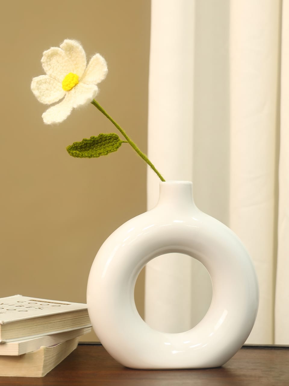 Handmade Crochet White Daisy Flower Stem – Aesthetic Artificial Knitted Flower for Home Decor